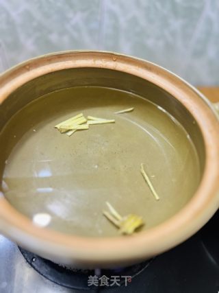 广式生滚汤 | 猪湿粉肠瘦肉芥菜汤的做法步骤：2