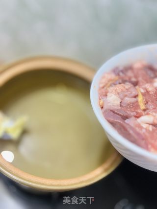 广式生滚汤 | 猪湿粉肠瘦肉芥菜汤的做法步骤：3