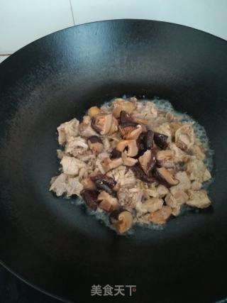 香茹炖鸡的做法步骤：5