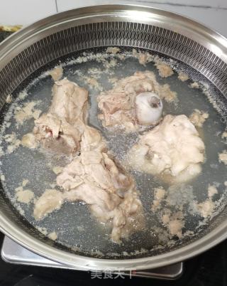 玉米排骨汤的做法步骤：1