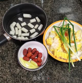 玉米排骨汤的做法步骤：3