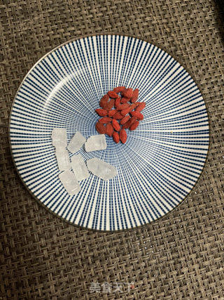 燕麦银耳牛奶羹的做法步骤：2