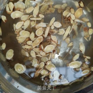 黄芪鸽子汤的做法步骤：2