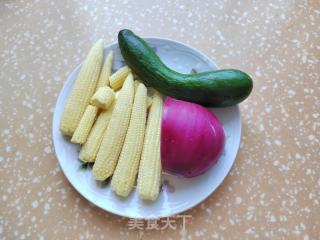 洋葱玉米笋炒牛肉的做法步骤：2