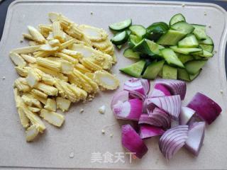洋葱玉米笋炒牛肉的做法步骤：3