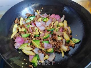 洋葱玉米笋炒牛肉的做法步骤：7