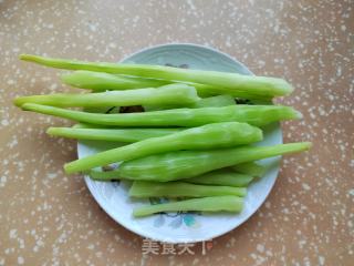 油麦菜心炒肉的做法步骤：1