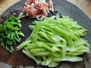 油麦菜心炒肉的做法步骤：2