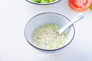 时蔬拌面的做法步骤：1