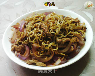 瘦肉丝洋葱炒青稞方便面的做法