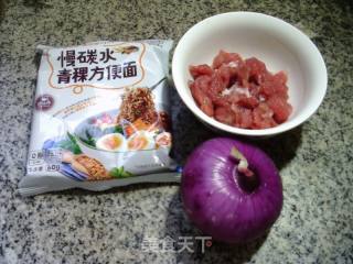 瘦肉丝洋葱炒青稞方便面的做法步骤：1