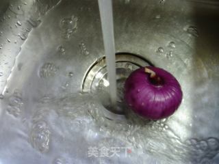 瘦肉丝洋葱炒青稞方便面的做法步骤：2