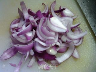 瘦肉丝洋葱炒青稞方便面的做法步骤：3