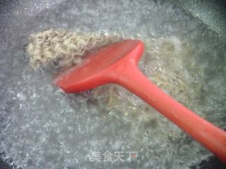 瘦肉丝洋葱炒青稞方便面的做法步骤：4