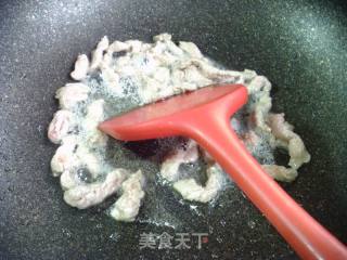 瘦肉丝洋葱炒青稞方便面的做法步骤：5