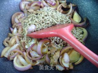 瘦肉丝洋葱炒青稞方便面的做法步骤：10