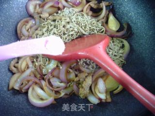 瘦肉丝洋葱炒青稞方便面的做法步骤：11