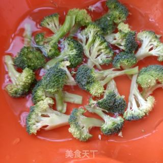 洋葱西兰花炒鲜虾的做法步骤：3