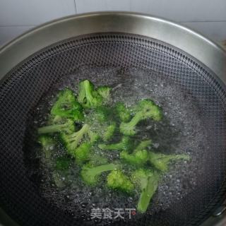 洋葱西兰花炒鲜虾的做法步骤：4
