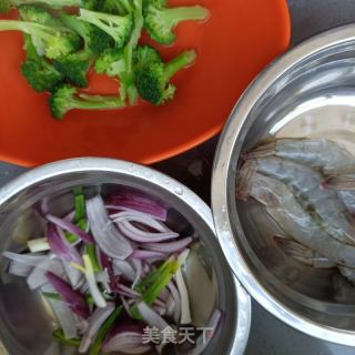 洋葱西兰花炒鲜虾的做法步骤：5