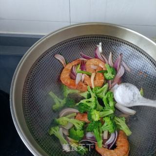 洋葱西兰花炒鲜虾的做法步骤：13