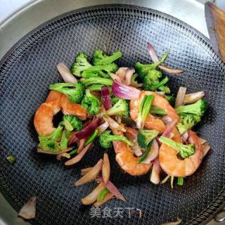洋葱西兰花炒鲜虾的做法步骤：14
