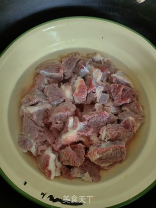 香菜土豆烧牛肉的做法步骤：1