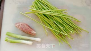 芦蒿炒肉丝的做法步骤：1