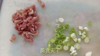 芦蒿炒肉丝的做法步骤：3