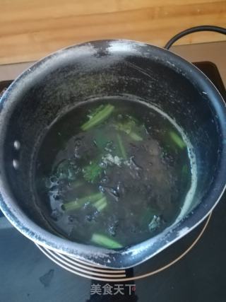 菠菜紫菜汤的做法步骤：2
