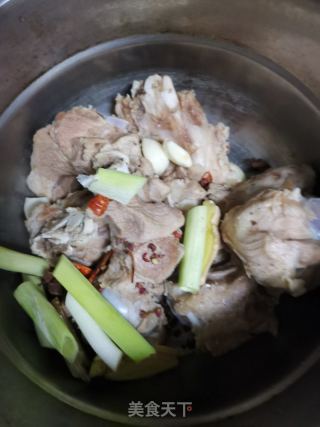 酱大骨的做法步骤：5