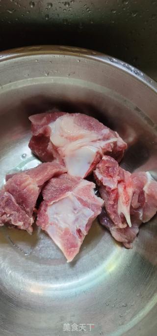 黄豆苦瓜扇骨汤的做法步骤：1