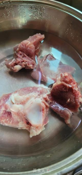 黄豆苦瓜扇骨汤的做法步骤：2