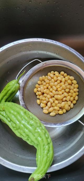 黄豆苦瓜扇骨汤的做法步骤：4
