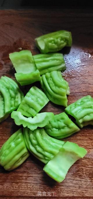 黄豆苦瓜扇骨汤的做法步骤：5
