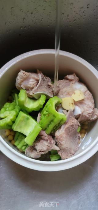 黄豆苦瓜扇骨汤的做法步骤：7