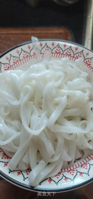 肉丝辣椒炒河粉的做法步骤：1