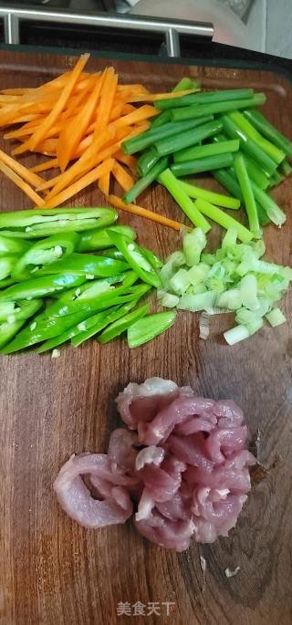 肉丝辣椒炒河粉的做法步骤：4