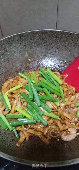 肉丝辣椒炒河粉的做法步骤：8