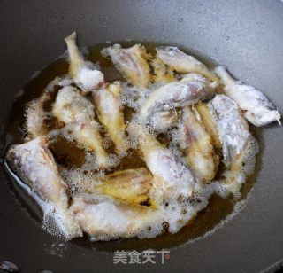 香炸鲫头鱼的做法步骤：5