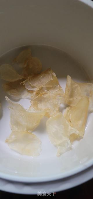 羊肚菌花胶扇骨汤的做法步骤：1