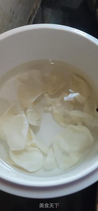 羊肚菌花胶扇骨汤的做法步骤：3
