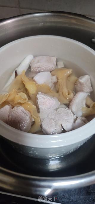海椰王花胶瘦肉汤的做法步骤：5