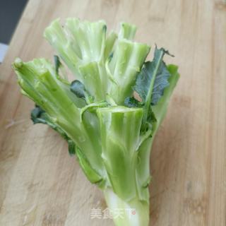西兰花梗炒鸡胸肉的做法步骤：1