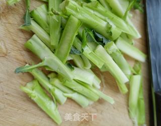 西兰花梗炒鸡胸肉的做法步骤：2