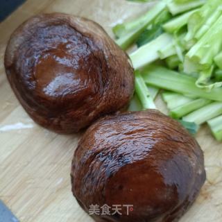 西兰花梗炒鸡胸肉的做法步骤：3