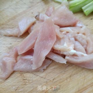西兰花梗炒鸡胸肉的做法步骤：6