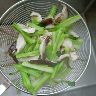 西兰花梗炒鸡胸肉的做法步骤：10