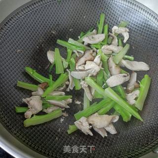 西兰花梗炒鸡胸肉的做法步骤：14