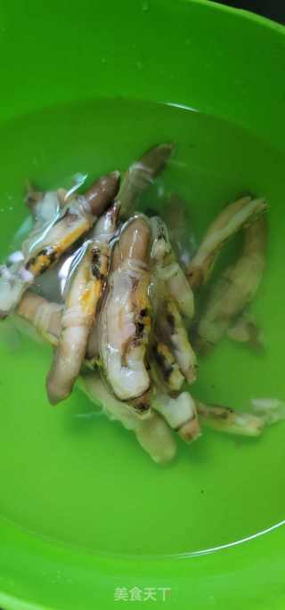 青椒炒蛏王肉的做法步骤：1